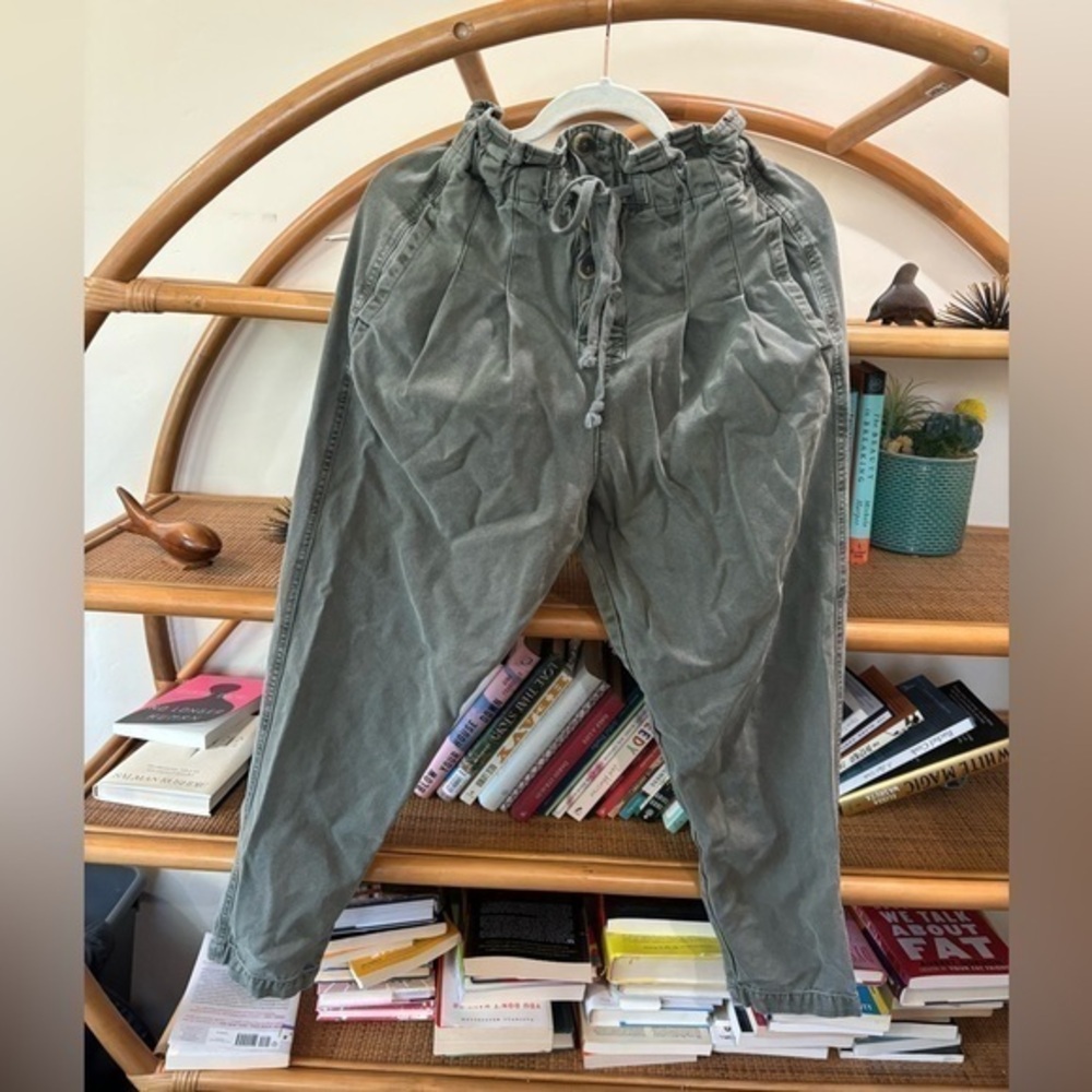 Free People army green drawstring pants. Elastic waist
With drawstring.